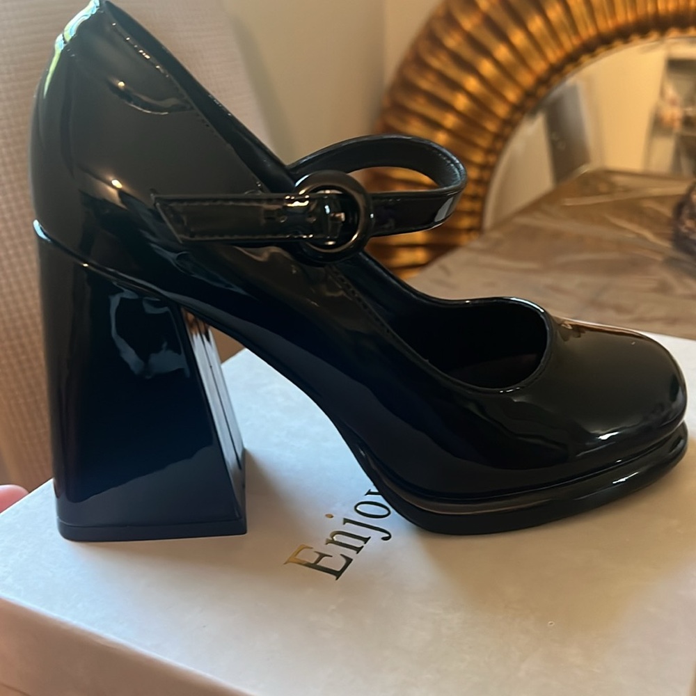 Shoes - Picture 5 of 6